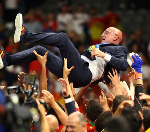 FOTO: Pesta Spanyol Rayakan Juara Euro 2024, Euforia Tim Asuhan Luis de la Fuente Meluap-Luap Angkat Trofi