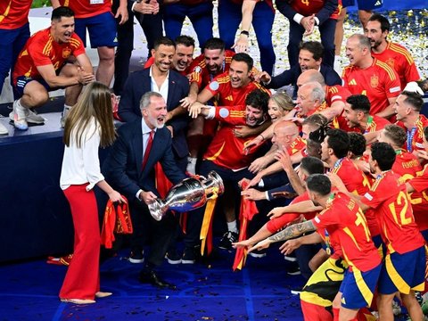 FOTO: Pesta Spanyol Rayakan Juara Euro 2024, Euforia Tim Asuhan Luis de la Fuente Meluap-Luap Angkat Trofi