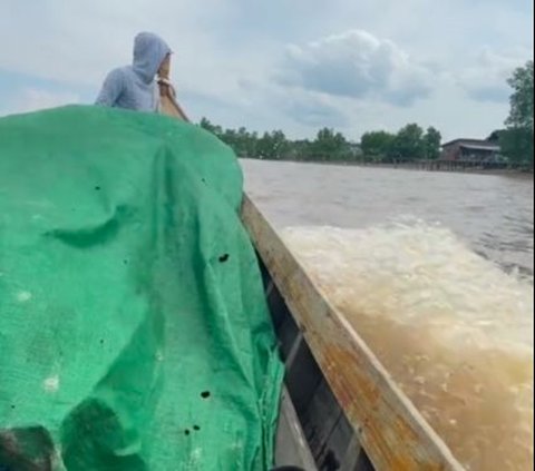 Wanita Ini Abadikan Momen saat Bertugas Jadi Guru PPPK di Daerah Terpencil Riau, Berangkat Pakai Perahu hingga Tidak Ada Aliran Listrik