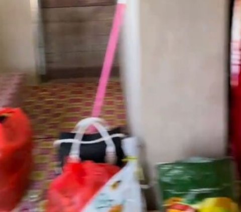 Perjalanan ke tempat bertugasnya itu harus ditempuhnya dengan penuh perjuangan.