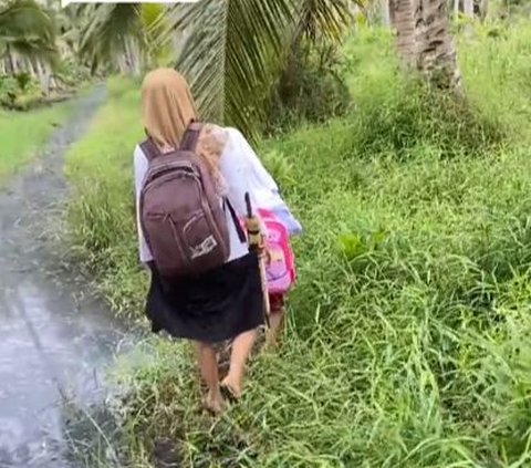 Wanita Ini Abadikan Momen saat Bertugas Jadi Guru PPPK di Daerah Terpencil Riau, Berangkat Pakai Perahu hingga Tidak Ada Aliran Listrik