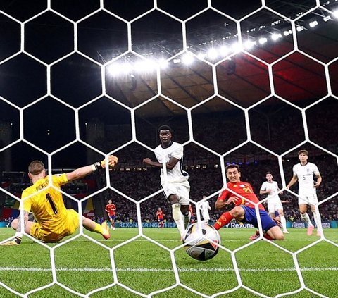 Dalam pertandingan yang berlangsung sengit antara Spanyol dan Inggris, Gol kedua Spanyol pada menit ke-86 melalui sepakan Mikel Oyarzabal sukses membawa Tim Matador membawa pulang trofi Euro 2024. Foto: Reuters<br>