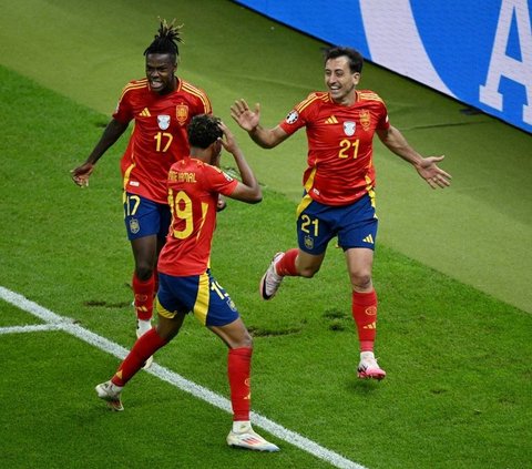 FOTO: Detik-Detik Sepakan Kaki Kanan Mikel Oyarzabal Sukses Membawa Spanyol Raih Juara Euro 2024