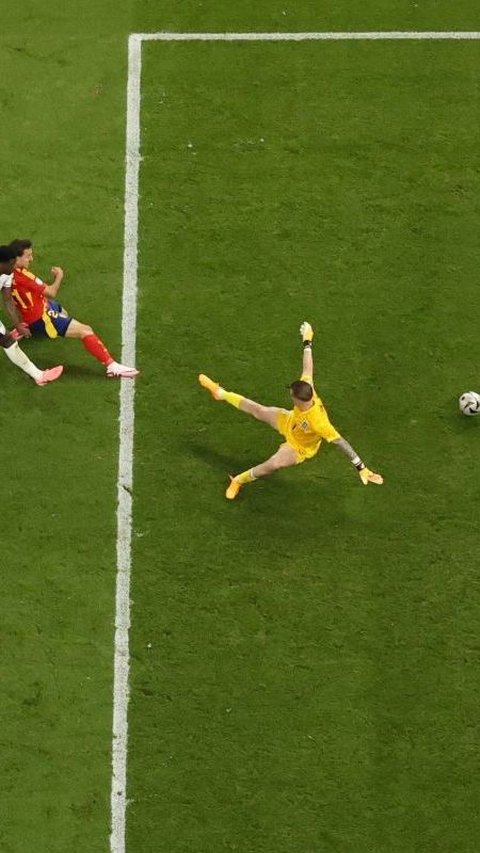 Dengan gol yang dicetaknya pada menit ke-86 dalam pertandingan melawan Inggris, Oyarzabal sekali lagi menunjukkan kemampuannya sebagai pemain kunci bagi tim nasional Spanyol. Foto: Reuters<br>