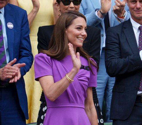 Portrait of Kate Middleton Wrapped in Enchanting Purple Attire During Wimbledon Final, Looking Fresh in the Midst of Cancer Treatment