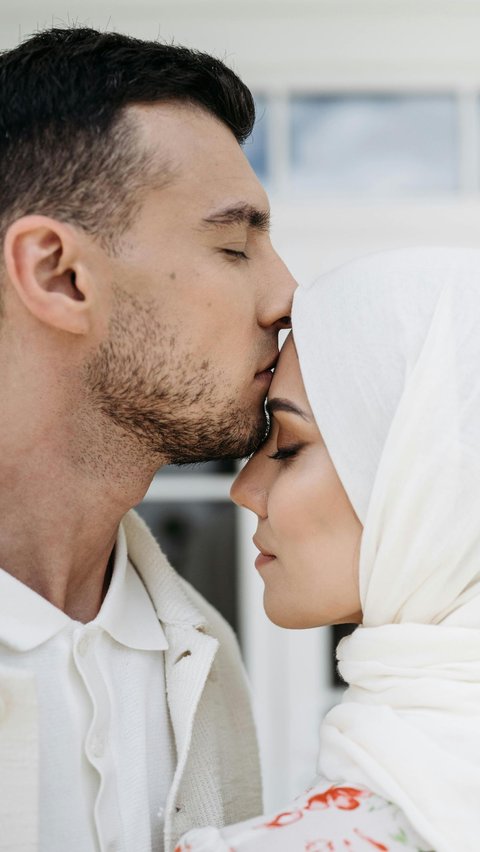 Rewards of Kissing One's Wife in Islam and Its 6 Benefits for Relationships