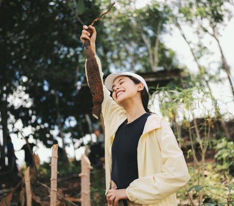 Potret Maudy Ayunda Cabut Singkong di Desa, Bahagia Bisa Rasakan Makanan Langsung Petik dari Kebun