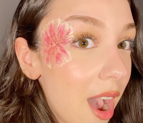 The Latest Trend in Social Media, Creating Plastic Flower Effects on the Face