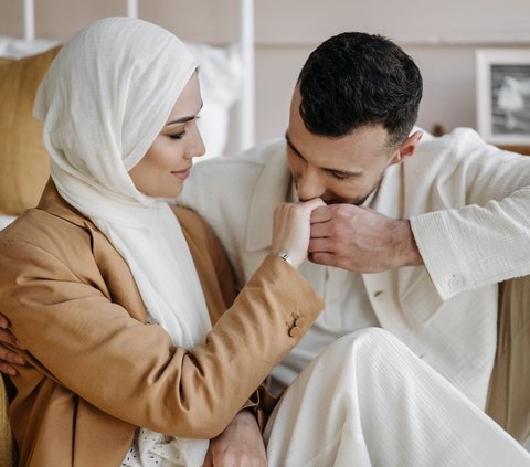 The Rewards of Kissing the Wife in Islam and Its 6 Benefits for the Relationship