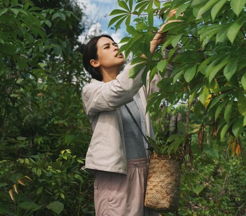 Potret Maudy Ayunda Cabut Singkong di Desa, Bahagia Bisa Rasakan Makanan Langsung Petik dari Kebun