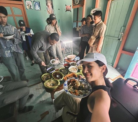 Potret Maudy Ayunda Cabut Singkong di Desa, Bahagia Bisa Rasakan Makanan Langsung Petik dari Kebun