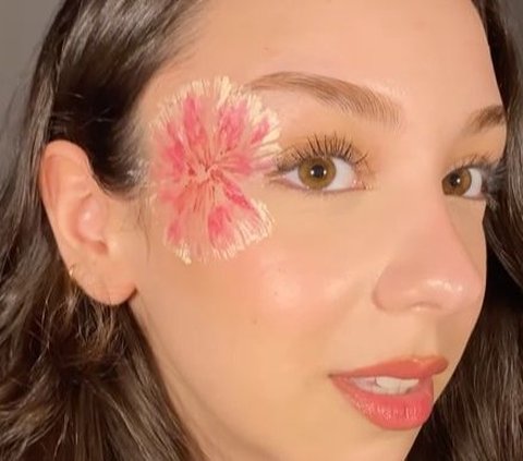 The Latest Trend in Social Media, Creating Plastic Flower Effects on the Face