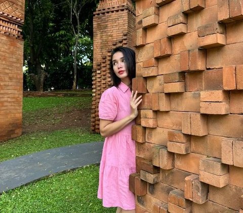 Potret Ussy Sulistiawaty Memukau Kenakan Dress Pink, Disebut Seperti Gadis ABG.