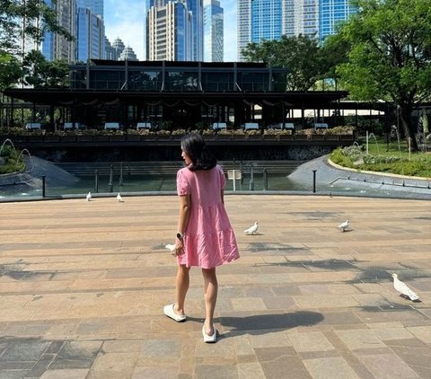 Potret Ussy Sulistiawaty Memukau Kenakan Dress Pink, Disebut Seperti Gadis ABG.