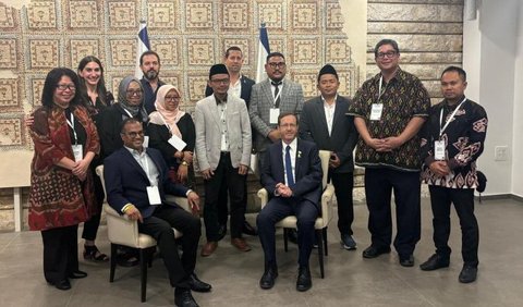 Bahkan, Ketua Umum PBNU KH Yahya Cholil Staquf bertemu dan berbincang secara khusus dengan Duta Besar Palestina Zuhair al-Shun.<br>