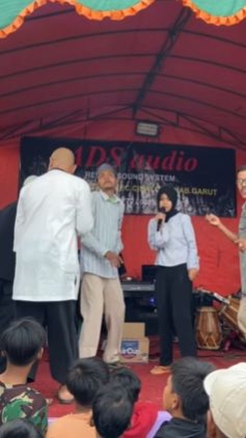 Begini Serunya Jika para ODGJ Jadi Bintang Tamu Dangdutan Acara Hajatan, Suaranya Keren Banget Tak Kalah Sama Biduan