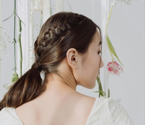 Looking Cute and Classy with Simple 90s Braided Headband