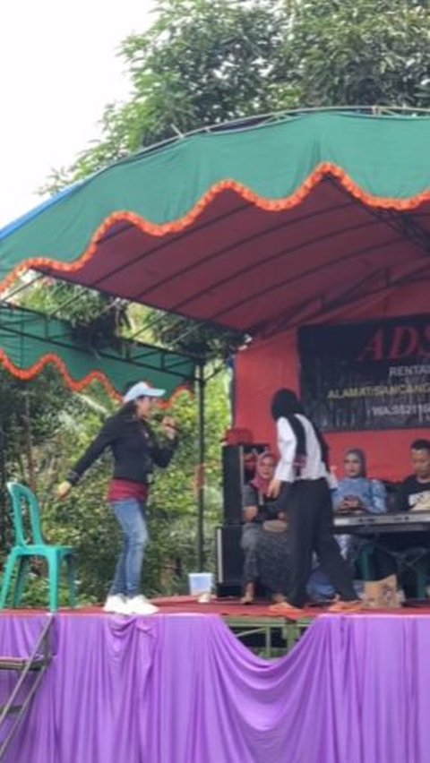 Begini Serunya Jika para ODGJ Jadi Bintang Tamu Dangdutan Acara Hajatan, Suaranya Keren Banget Tak Kalah Sama Biduan