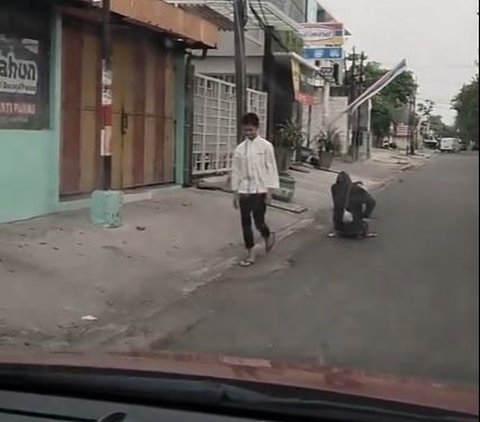 Bertemu Pria Disabilitas saat Perjalanan, Aksi Bocah Turun dari Mobil Ini Banjir Pujian