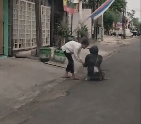 Bertemu Pria Disabilitas saat Perjalanan, Aksi Bocah Turun dari Mobil Ini Banjir Pujian