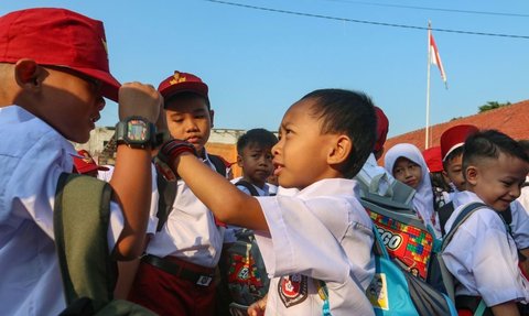 FOTO: Antusiasme Murid Kelas 1 SD Jawa Barat di Hari Pertama Masuk Sekolah