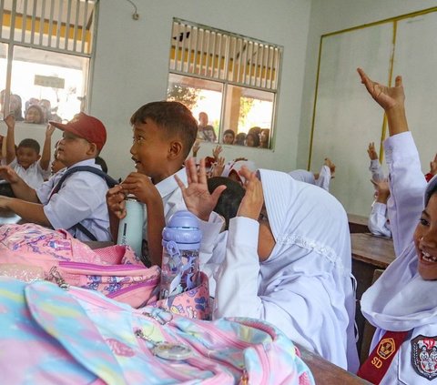 FOTO: Antusiasme Murid Kelas 1 SD Jawa Barat di Hari Pertama Masuk Sekolah