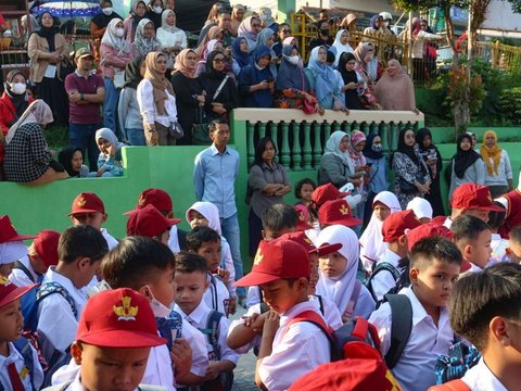 FOTO: Antusiasme Murid Kelas 1 SD Jawa Barat di Hari Pertama Masuk Sekolah