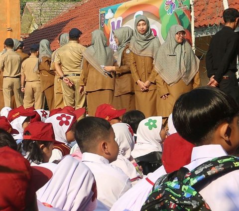 FOTO: Antusiasme Murid Kelas 1 SD Jawa Barat di Hari Pertama Masuk Sekolah