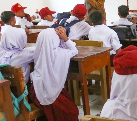 Setelah upacara, para siswa masuk ke ruang kelas untuk diberikan bimbingan perkenalan lingkungan sekolah, seperti perpustakaan, ruang kelas, laboratorium, dan lapangan olahraga. Foto: merdeka.com / Arie Basuki<br>