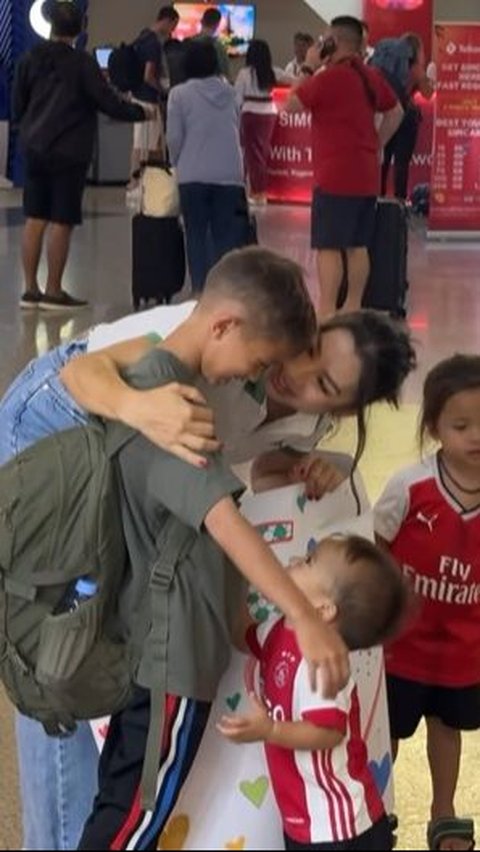 Small Mental 'Steel', Jennifer Bachdim's 10-Year-Old Son Returns to Indonesia Alone from the Netherlands