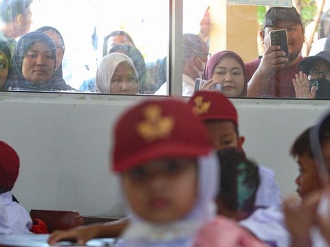 FOTO: Antusiasme Murid Kelas 1 SD Jawa Barat di Hari Pertama Masuk Sekolah