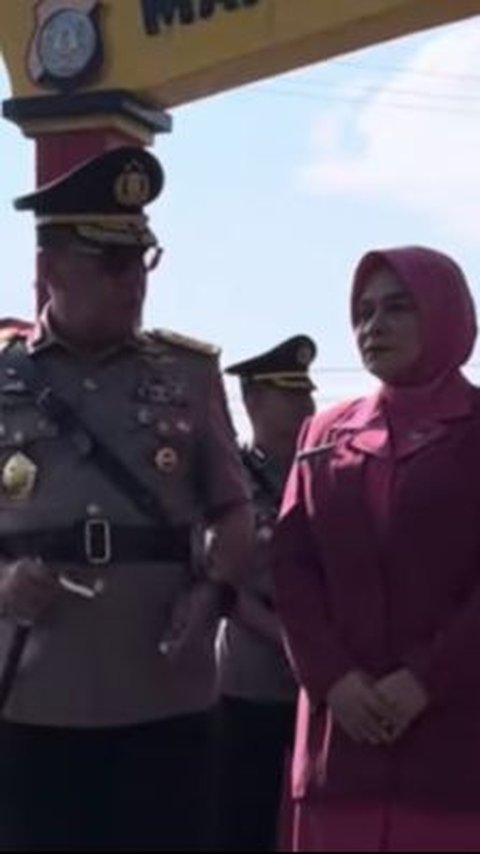 Jenderal Bintang Dua Polri Cium Istri di Acara Penutupan Pendidikan Bintara Polri 'Hanya Dia Pemberi Motivasi Saya'<br>