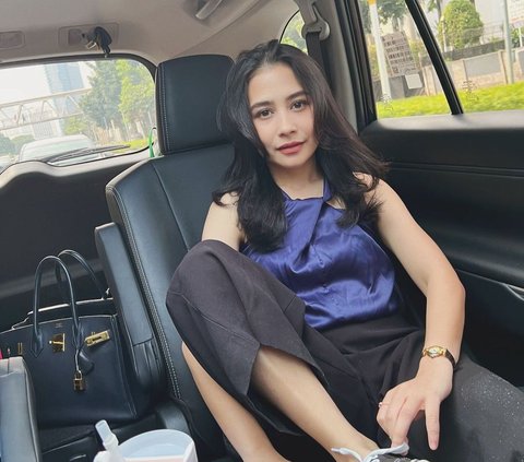 Posing Inside the Car with a New Hairstyle, Prilly Latuconsina's Appearance Resembles a High School Student