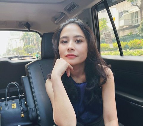 Posing Inside the Car with a New Hairstyle, Prilly Latuconsina's Appearance Resembles a High School Student