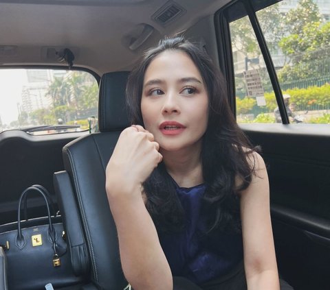 Posing Inside the Car with a New Hairstyle, Prilly Latuconsina's Appearance Resembles a High School Student