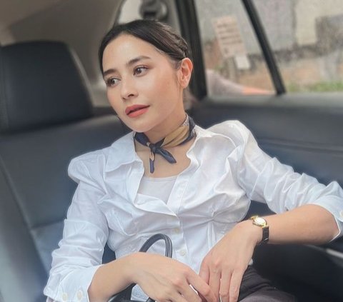 Posing Inside the Car with a New Hairstyle, Prilly Latuconsina's Appearance Resembles a High School Student