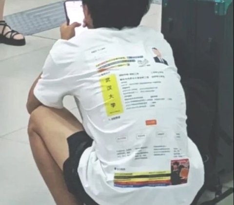 Tired of Always Having Job Applications Rejected, This Young Man Finally Gets Accepted for a Job After Printing His CV on a T-shirt