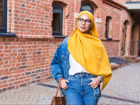 2 Inspirations for Hijab Outfits with Pastel Yellow Color, Making Your Look Fresher