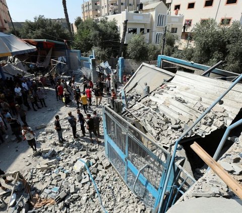 Sekolah Abu Oreiban telah dijadikan tempat pengungsian bagi ratusan warga Palestina yang terpaksa meninggalkan rumah mereka akibat eskalasi kekerasan di Jalur Gaza. Foto: REUTERS / Ramadan Abed<br>