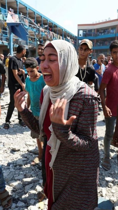 FOTO: Tangis Histeris Keluarga Meratapi Hancur Lebur Sekolah PBB untuk Pengungsi di Nusairat Gaza yang Dibom Israel