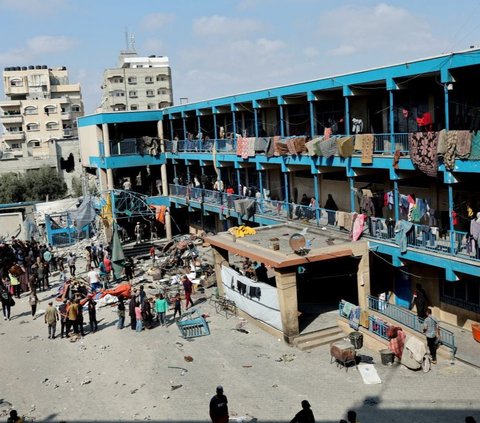 FOTO: Tangis Histeris Keluarga Meratapi Hancur Lebur Sekolah PBB untuk Pengungsi di Nusairat Gaza yang Dibom Israel