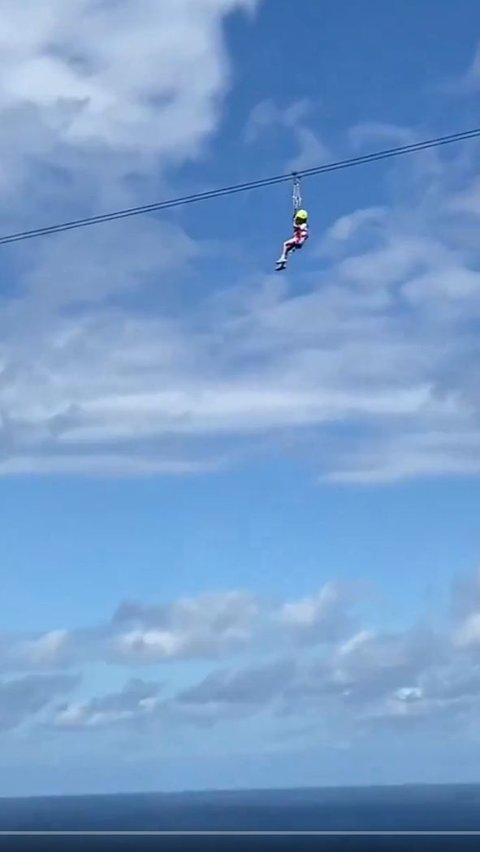 The Moment a Girl Gets Trapped on a Zipline Track in Bali, Her Actions Impress Netizens.