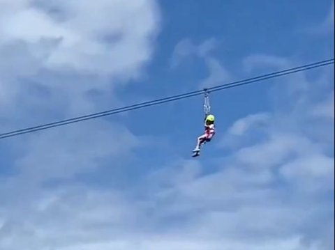 Moments of a Girl Trapped on a Stuck Zipline Track in Bali, Her Actions Impress Netizens