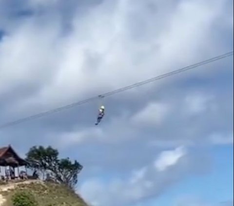 Moments of a Girl Trapped on a Stuck Zipline Track in Bali, Her Actions Impress Netizens