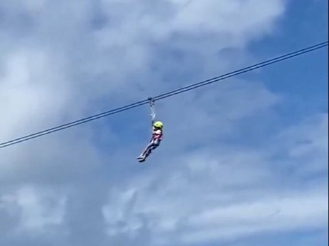 Moments of a Girl Trapped on a Stuck Zipline Track in Bali, Her Actions Impress Netizens