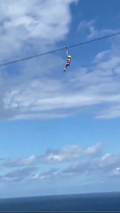 Moments of a Girl Trapped on a Stuck Zipline Track in Bali, Her Actions Impress Netizens