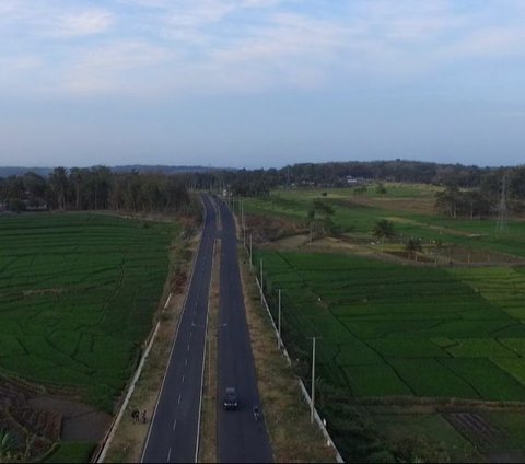 Pesona Jalur Jalbar di Kuningan, Bak Lukisan dengan Pemandangan Gunung Ciremai yang Megah