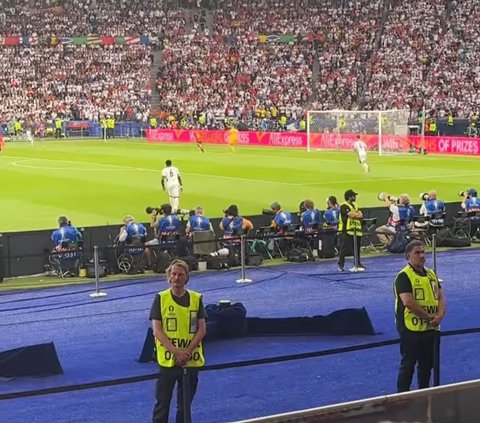 10 Potret Keseruan Maia Estianty & Irwan Mussry Nonton Final Euro 2024 di Jerman, Sempat Naik 'River Cruise' Keliling Berlin