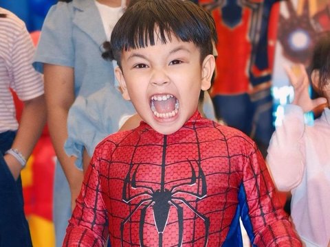 9 Momen Keseruan di Ulang Tahun Gala Sky ke-4, Tampil dengan Kostum Spider Man