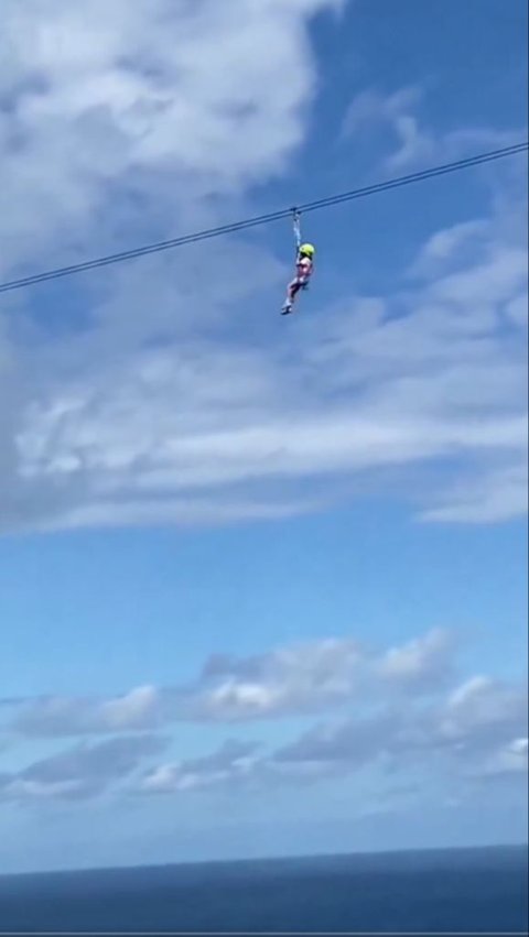 Viral Bocah Tersangkut saat Flying Fox di Nusa Penida 